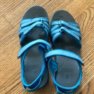 Teva blue size 6 women’s sandals